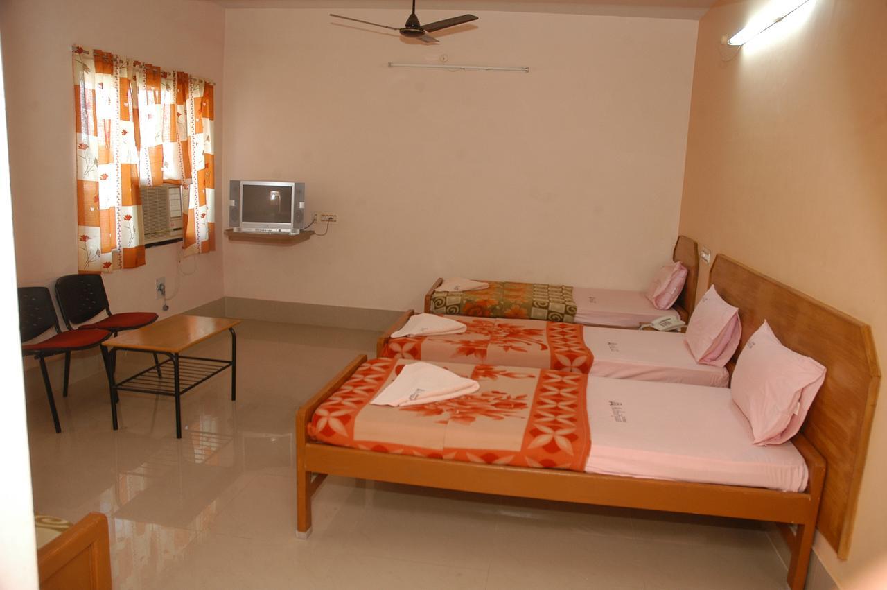 Hotel Athityaa Kumbakonam Kültér fotó